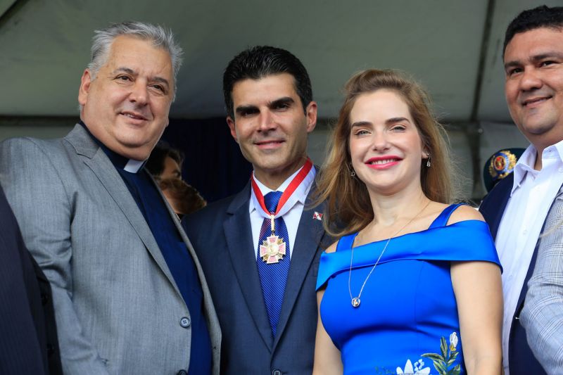 O Dia da Polícia Militar do Pará foi celebrado, na manhã desta quarta-feira (25), com uma solenidade realizada no quartel do Comando-Geral da PM, no bairro Parque-Guajará, em Belém. O evento, que também celebrou os 201 anos da corporação paraense, teve como destaques a promoção de 55 oficiais e 2.549 praças; a entrega de coletes balísticos, armamentos, computadores, novos veículos e uniformes; além da entrega da Medalha do Mérito Policial Militar “Coronel Fontoura” a personalidades civis e militares. <div class='credito_fotos'>Foto: Marco Santos / Ag. Pará   |   <a href='/midias/2019/originais/5496_estadohomenageiamilitaresduranteaniversariode201anosdapm-fotomarcosantos-46.jpg' download><i class='fa-solid fa-download'></i> Download</a></div>