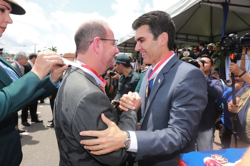 O Dia da Polícia Militar do Pará foi celebrado, na manhã desta quarta-feira (25), com uma solenidade realizada no quartel do Comando-Geral da PM, no bairro Parque-Guajará, em Belém. O evento, que também celebrou os 201 anos da corporação paraense, teve como destaques a promoção de 55 oficiais e 2.549 praças; a entrega de coletes balísticos, armamentos, computadores, novos veículos e uniformes; além da entrega da Medalha do Mérito Policial Militar “Coronel Fontoura” a personalidades civis e militares. <div class='credito_fotos'>Foto: Marco Santos / Ag. Pará   |   <a href='/midias/2019/originais/5496_estadohomenageiamilitaresduranteaniversariode201anosdapm-fotomarcosantos-47.jpg' download><i class='fa-solid fa-download'></i> Download</a></div>