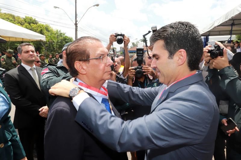 O Dia da Polícia Militar do Pará foi celebrado, na manhã desta quarta-feira (25), com uma solenidade realizada no quartel do Comando-Geral da PM, no bairro Parque-Guajará, em Belém. O evento, que também celebrou os 201 anos da corporação paraense, teve como destaques a promoção de 55 oficiais e 2.549 praças; a entrega de coletes balísticos, armamentos, computadores, novos veículos e uniformes; além da entrega da Medalha do Mérito Policial Militar “Coronel Fontoura” a personalidades civis e militares. <div class='credito_fotos'>Foto: Marco Santos / Ag. Pará   |   <a href='/midias/2019/originais/5496_estadohomenageiamilitaresduranteaniversariode201anosdapm-fotomarcosantos-49.jpg' download><i class='fa-solid fa-download'></i> Download</a></div>