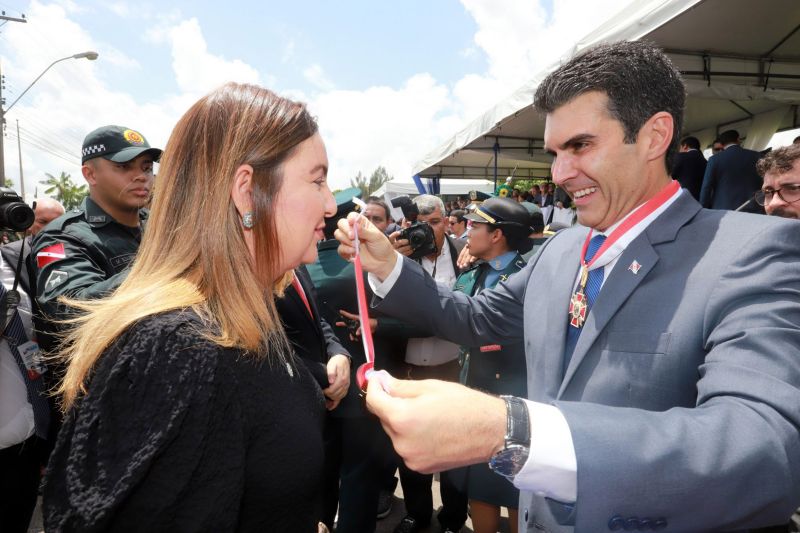 O Dia da Polícia Militar do Pará foi celebrado, na manhã desta quarta-feira (25), com uma solenidade realizada no quartel do Comando-Geral da PM, no bairro Parque-Guajará, em Belém. O evento, que também celebrou os 201 anos da corporação paraense, teve como destaques a promoção de 55 oficiais e 2.549 praças; a entrega de coletes balísticos, armamentos, computadores, novos veículos e uniformes; além da entrega da Medalha do Mérito Policial Militar “Coronel Fontoura” a personalidades civis e militares. <div class='credito_fotos'>Foto: Marco Santos / Ag. Pará   |   <a href='/midias/2019/originais/5496_estadohomenageiamilitaresduranteaniversariode201anosdapm-fotomarcosantos-50.jpg' download><i class='fa-solid fa-download'></i> Download</a></div>