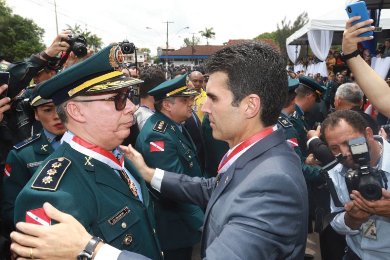 O Dia da Polícia Militar do Pará foi celebrado, na manhã desta quarta-feira (25), com uma solenidade realizada no quartel do Comando-Geral da PM, no bairro Parque-Guajará, em Belém. O evento, que também celebrou os 201 anos da corporação paraense, teve como destaques a promoção de 55 oficiais e 2.549 praças; a entrega de coletes balísticos, armamentos, computadores, novos veículos e uniformes; além da entrega da Medalha do Mérito Policial Militar “Coronel Fontoura” a personalidades civis e militares. <div class='credito_fotos'>Foto: Marco Santos / Ag. Pará   |   <a href='/midias/2019/originais/5496_estadohomenageiamilitaresduranteaniversariode201anosdapm-fotomarcosantos-51.jpg' download><i class='fa-solid fa-download'></i> Download</a></div>