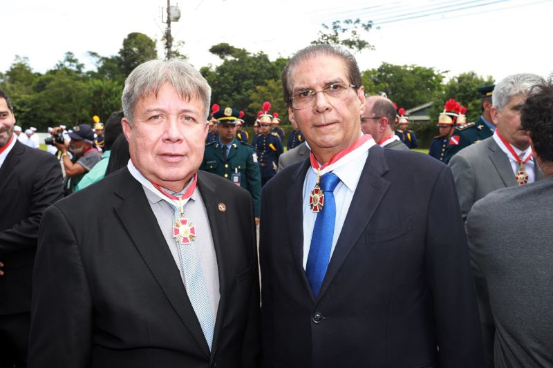 O Dia da Polícia Militar do Pará foi celebrado, na manhã desta quarta-feira (25), com uma solenidade realizada no quartel do Comando-Geral da PM, no bairro Parque-Guajará, em Belém. O evento, que também celebrou os 201 anos da corporação paraense, teve como destaques a promoção de 55 oficiais e 2.549 praças; a entrega de coletes balísticos, armamentos, computadores, novos veículos e uniformes; além da entrega da Medalha do Mérito Policial Militar “Coronel Fontoura” a personalidades civis e militares. <div class='credito_fotos'>Foto: Marco Santos / Ag. Pará   |   <a href='/midias/2019/originais/5496_estadohomenageiamilitaresduranteaniversariode201anosdapm-fotomarcosantos-52.jpg' download><i class='fa-solid fa-download'></i> Download</a></div>