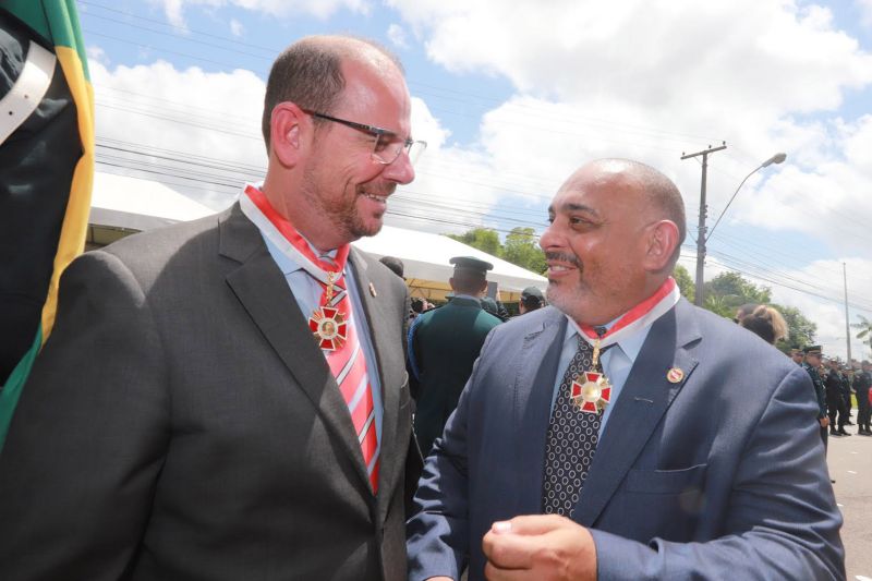 O Dia da Polícia Militar do Pará foi celebrado, na manhã desta quarta-feira (25), com uma solenidade realizada no quartel do Comando-Geral da PM, no bairro Parque-Guajará, em Belém. O evento, que também celebrou os 201 anos da corporação paraense, teve como destaques a promoção de 55 oficiais e 2.549 praças; a entrega de coletes balísticos, armamentos, computadores, novos veículos e uniformes; além da entrega da Medalha do Mérito Policial Militar “Coronel Fontoura” a personalidades civis e militares. <div class='credito_fotos'>Foto: Marco Santos / Ag. Pará   |   <a href='/midias/2019/originais/5496_estadohomenageiamilitaresduranteaniversariode201anosdapm-fotomarcosantos-53.jpg' download><i class='fa-solid fa-download'></i> Download</a></div>