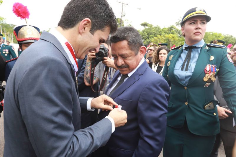 O Dia da Polícia Militar do Pará foi celebrado, na manhã desta quarta-feira (25), com uma solenidade realizada no quartel do Comando-Geral da PM, no bairro Parque-Guajará, em Belém. O evento, que também celebrou os 201 anos da corporação paraense, teve como destaques a promoção de 55 oficiais e 2.549 praças; a entrega de coletes balísticos, armamentos, computadores, novos veículos e uniformes; além da entrega da Medalha do Mérito Policial Militar “Coronel Fontoura” a personalidades civis e militares. <div class='credito_fotos'>Foto: Marco Santos / Ag. Pará   |   <a href='/midias/2019/originais/5496_estadohomenageiamilitaresduranteaniversariode201anosdapm-fotomarcosantos-55.jpg' download><i class='fa-solid fa-download'></i> Download</a></div>