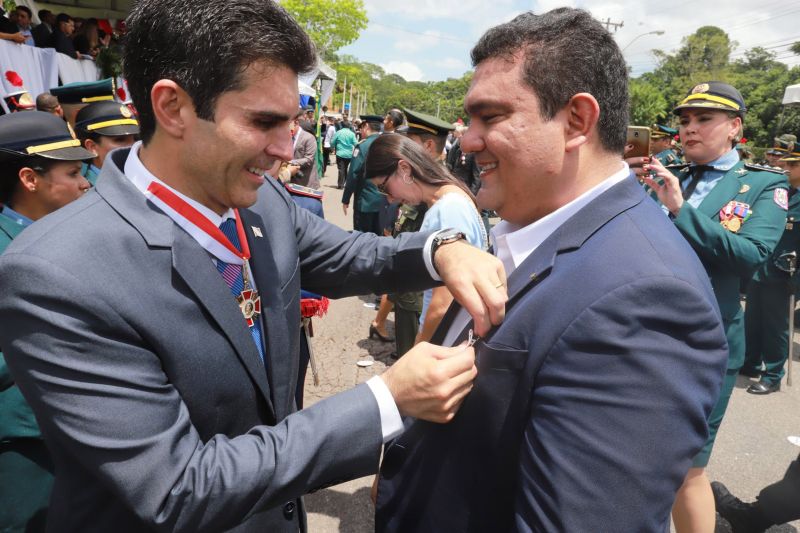 O Dia da Polícia Militar do Pará foi celebrado, na manhã desta quarta-feira (25), com uma solenidade realizada no quartel do Comando-Geral da PM, no bairro Parque-Guajará, em Belém. O evento, que também celebrou os 201 anos da corporação paraense, teve como destaques a promoção de 55 oficiais e 2.549 praças; a entrega de coletes balísticos, armamentos, computadores, novos veículos e uniformes; além da entrega da Medalha do Mérito Policial Militar “Coronel Fontoura” a personalidades civis e militares. <div class='credito_fotos'>Foto: Marco Santos / Ag. Pará   |   <a href='/midias/2019/originais/5496_estadohomenageiamilitaresduranteaniversariode201anosdapm-fotomarcosantos-56.jpg' download><i class='fa-solid fa-download'></i> Download</a></div>