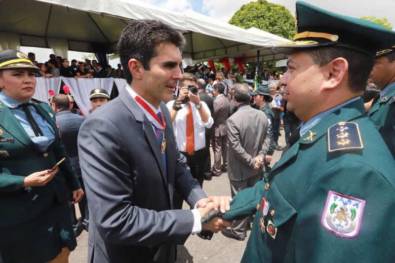 O Dia da Polícia Militar do Pará foi celebrado, na manhã desta quarta-feira (25), com uma solenidade realizada no quartel do Comando-Geral da PM, no bairro Parque-Guajará, em Belém. O evento, que também celebrou os 201 anos da corporação paraense, teve como destaques a promoção de 55 oficiais e 2.549 praças; a entrega de coletes balísticos, armamentos, computadores, novos veículos e uniformes; além da entrega da Medalha do Mérito Policial Militar “Coronel Fontoura” a personalidades civis e militares. <div class='credito_fotos'>Foto: Marco Santos / Ag. Pará   |   <a href='/midias/2019/originais/5496_estadohomenageiamilitaresduranteaniversariode201anosdapm-fotomarcosantos-57.jpg' download><i class='fa-solid fa-download'></i> Download</a></div>