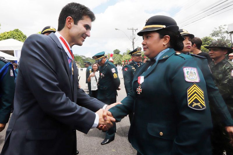 O Dia da Polícia Militar do Pará foi celebrado, na manhã desta quarta-feira (25), com uma solenidade realizada no quartel do Comando-Geral da PM, no bairro Parque-Guajará, em Belém. O evento, que também celebrou os 201 anos da corporação paraense, teve como destaques a promoção de 55 oficiais e 2.549 praças; a entrega de coletes balísticos, armamentos, computadores, novos veículos e uniformes; além da entrega da Medalha do Mérito Policial Militar “Coronel Fontoura” a personalidades civis e militares. <div class='credito_fotos'>Foto: Marco Santos / Ag. Pará   |   <a href='/midias/2019/originais/5496_estadohomenageiamilitaresduranteaniversariode201anosdapm-fotomarcosantos-58.jpg' download><i class='fa-solid fa-download'></i> Download</a></div>