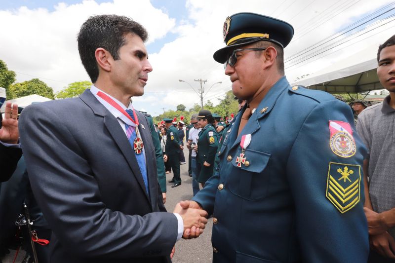 O Dia da Polícia Militar do Pará foi celebrado, na manhã desta quarta-feira (25), com uma solenidade realizada no quartel do Comando-Geral da PM, no bairro Parque-Guajará, em Belém. O evento, que também celebrou os 201 anos da corporação paraense, teve como destaques a promoção de 55 oficiais e 2.549 praças; a entrega de coletes balísticos, armamentos, computadores, novos veículos e uniformes; além da entrega da Medalha do Mérito Policial Militar “Coronel Fontoura” a personalidades civis e militares. <div class='credito_fotos'>Foto: Marco Santos / Ag. Pará   |   <a href='/midias/2019/originais/5496_estadohomenageiamilitaresduranteaniversariode201anosdapm-fotomarcosantos-59.jpg' download><i class='fa-solid fa-download'></i> Download</a></div>