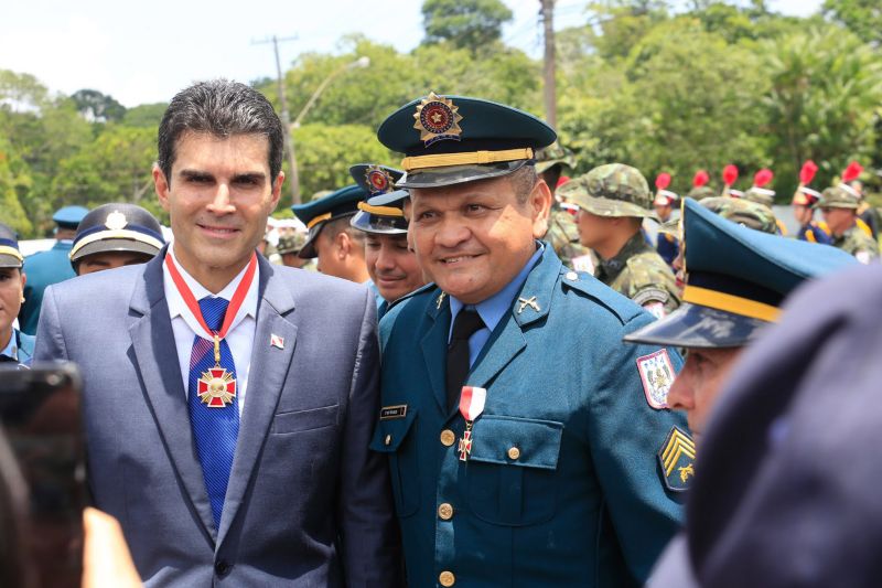 O Dia da Polícia Militar do Pará foi celebrado, na manhã desta quarta-feira (25), com uma solenidade realizada no quartel do Comando-Geral da PM, no bairro Parque-Guajará, em Belém. O evento, que também celebrou os 201 anos da corporação paraense, teve como destaques a promoção de 55 oficiais e 2.549 praças; a entrega de coletes balísticos, armamentos, computadores, novos veículos e uniformes; além da entrega da Medalha do Mérito Policial Militar “Coronel Fontoura” a personalidades civis e militares. <div class='credito_fotos'>Foto: Marco Santos / Ag. Pará   |   <a href='/midias/2019/originais/5496_estadohomenageiamilitaresduranteaniversariode201anosdapm-fotomarcosantos-60.jpg' download><i class='fa-solid fa-download'></i> Download</a></div>