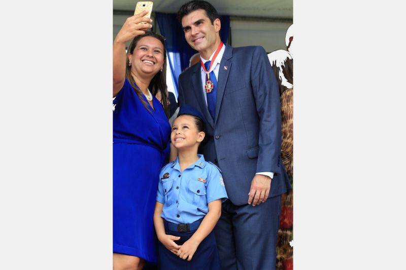 O Dia da Polícia Militar do Pará foi celebrado, na manhã desta quarta-feira (25), com uma solenidade realizada no quartel do Comando-Geral da PM, no bairro Parque-Guajará, em Belém. O evento, que também celebrou os 201 anos da corporação paraense, teve como destaques a promoção de 55 oficiais e 2.549 praças; a entrega de coletes balísticos, armamentos, computadores, novos veículos e uniformes; além da entrega da Medalha do Mérito Policial Militar “Coronel Fontoura” a personalidades civis e militares. <div class='credito_fotos'>Foto: Marco Santos / Ag. Pará   |   <a href='/midias/2019/originais/5496_estadohomenageiamilitaresduranteaniversariode201anosdapm-fotomarcosantos-61.jpg' download><i class='fa-solid fa-download'></i> Download</a></div>