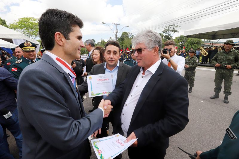 O Dia da Polícia Militar do Pará foi celebrado, na manhã desta quarta-feira (25), com uma solenidade realizada no quartel do Comando-Geral da PM, no bairro Parque-Guajará, em Belém. O evento, que também celebrou os 201 anos da corporação paraense, teve como destaques a promoção de 55 oficiais e 2.549 praças; a entrega de coletes balísticos, armamentos, computadores, novos veículos e uniformes; além da entrega da Medalha do Mérito Policial Militar “Coronel Fontoura” a personalidades civis e militares. <div class='credito_fotos'>Foto: Marco Santos / Ag. Pará   |   <a href='/midias/2019/originais/5496_estadohomenageiamilitaresduranteaniversariode201anosdapm-fotomarcosantos-63.jpg' download><i class='fa-solid fa-download'></i> Download</a></div>