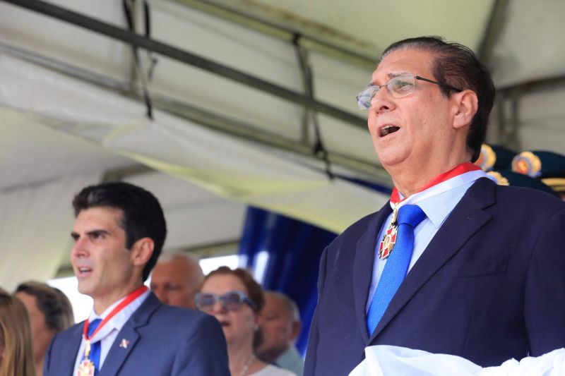 O Dia da Polícia Militar do Pará foi celebrado, na manhã desta quarta-feira (25), com uma solenidade realizada no quartel do Comando-Geral da PM, no bairro Parque-Guajará, em Belém. O evento, que também celebrou os 201 anos da corporação paraense, teve como destaques a promoção de 55 oficiais e 2.549 praças; a entrega de coletes balísticos, armamentos, computadores, novos veículos e uniformes; além da entrega da Medalha do Mérito Policial Militar “Coronel Fontoura” a personalidades civis e militares. <div class='credito_fotos'>Foto: Marco Santos / Ag. Pará   |   <a href='/midias/2019/originais/5496_estadohomenageiamilitaresduranteaniversariode201anosdapm-fotomarcosantos-69.jpg' download><i class='fa-solid fa-download'></i> Download</a></div>