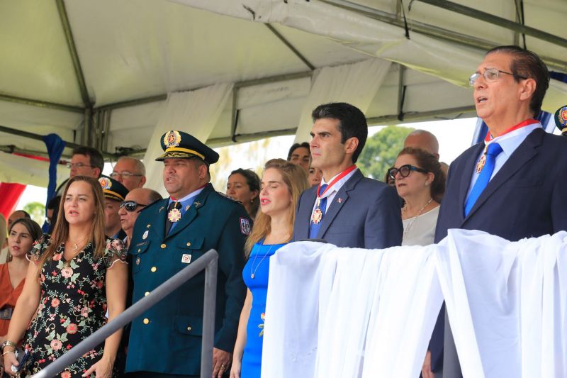 O Dia da Polícia Militar do Pará foi celebrado, na manhã desta quarta-feira (25), com uma solenidade realizada no quartel do Comando-Geral da PM, no bairro Parque-Guajará, em Belém. O evento, que também celebrou os 201 anos da corporação paraense, teve como destaques a promoção de 55 oficiais e 2.549 praças; a entrega de coletes balísticos, armamentos, computadores, novos veículos e uniformes; além da entrega da Medalha do Mérito Policial Militar “Coronel Fontoura” a personalidades civis e militares. <div class='credito_fotos'>Foto: Marco Santos / Ag. Pará   |   <a href='/midias/2019/originais/5496_estadohomenageiamilitaresduranteaniversariode201anosdapm-fotomarcosantos-70.jpg' download><i class='fa-solid fa-download'></i> Download</a></div>