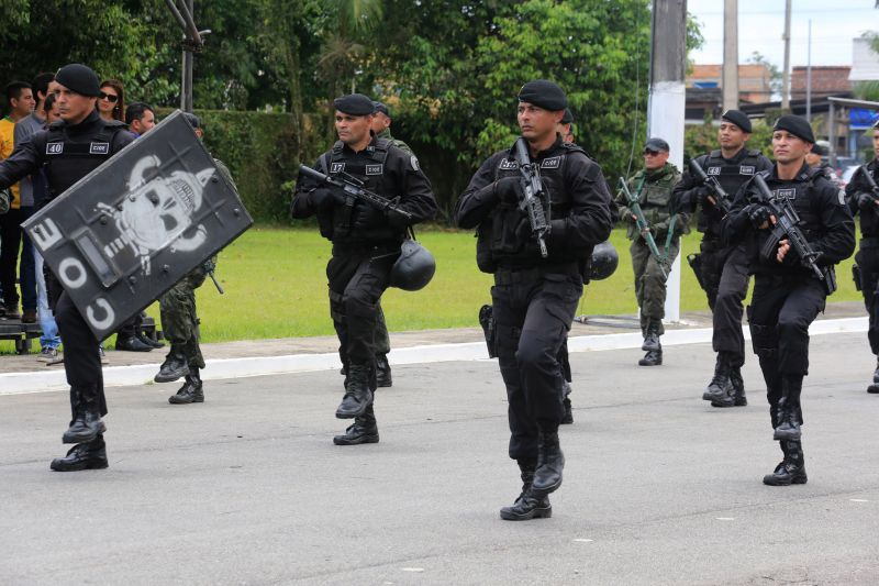 O Dia da Polícia Militar do Pará foi celebrado, na manhã desta quarta-feira (25), com uma solenidade realizada no quartel do Comando-Geral da PM, no bairro Parque-Guajará, em Belém. O evento, que também celebrou os 201 anos da corporação paraense, teve como destaques a promoção de 55 oficiais e 2.549 praças; a entrega de coletes balísticos, armamentos, computadores, novos veículos e uniformes; além da entrega da Medalha do Mérito Policial Militar “Coronel Fontoura” a personalidades civis e militares. <div class='credito_fotos'>Foto: Marco Santos / Ag. Pará   |   <a href='/midias/2019/originais/5496_estadohomenageiamilitaresduranteaniversariode201anosdapm-fotomarcosantos-71.jpg' download><i class='fa-solid fa-download'></i> Download</a></div>