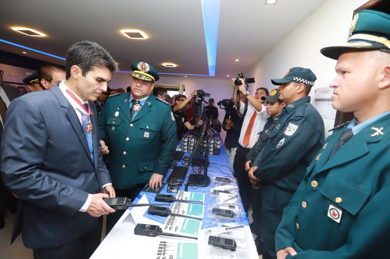O Dia da Polícia Militar do Pará foi celebrado, na manhã desta quarta-feira (25), com uma solenidade realizada no quartel do Comando-Geral da PM, no bairro Parque-Guajará, em Belém. O evento, que também celebrou os 201 anos da corporação paraense, teve como destaques a promoção de 55 oficiais e 2.549 praças; a entrega de coletes balísticos, armamentos, computadores, novos veículos e uniformes; além da entrega da Medalha do Mérito Policial Militar “Coronel Fontoura” a personalidades civis e militares. <div class='credito_fotos'>Foto: Marco Santos / Ag. Pará   |   <a href='/midias/2019/originais/5496_estadohomenageiamilitaresduranteaniversariode201anosdapm-fotomarcosantos-84.jpg' download><i class='fa-solid fa-download'></i> Download</a></div>