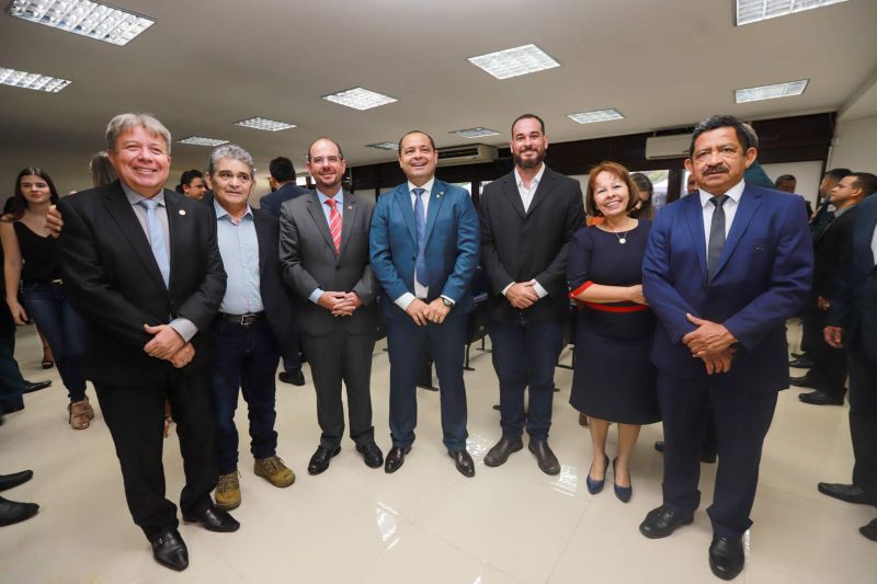 O Dia da Polícia Militar do Pará foi celebrado, na manhã desta quarta-feira (25), com uma solenidade realizada no quartel do Comando-Geral da PM, no bairro Parque-Guajará, em Belém. O evento, que também celebrou os 201 anos da corporação paraense, teve como destaques a promoção de 55 oficiais e 2.549 praças; a entrega de coletes balísticos, armamentos, computadores, novos veículos e uniformes; além da entrega da Medalha do Mérito Policial Militar “Coronel Fontoura” a personalidades civis e militares. <div class='credito_fotos'>Foto: Marco Santos / Ag. Pará   |   <a href='/midias/2019/originais/5496_estadohomenageiamilitaresduranteaniversariode201anosdapm-fotomarcosantos-9.jpg' download><i class='fa-solid fa-download'></i> Download</a></div>