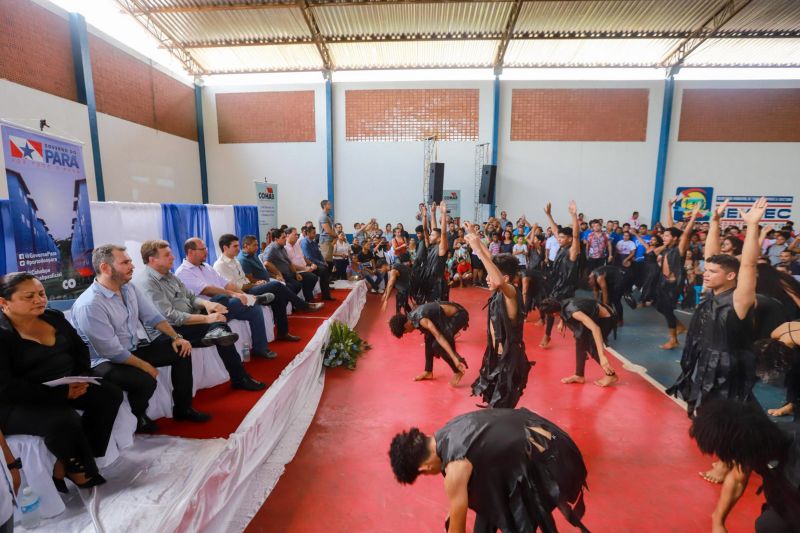 Cerca de 200 famílias atingidas por inundações em São Domingos do Capim, em março deste ano, receberam, na manhã desta quinta-feira (26), um benefício eventual e cheques moradia. A cerimônia de entrega ocorreu no Ginásio Municipal, localizado no centro da cidade, e contou com a participação do governador Helder Barbalho e de seu vice, Lúcio Vale, e do prefeito do município, Paulo Elson da Silva e Silva. <div class='credito_fotos'>Foto: Marco Santos / Ag. Pará   |   <a href='/midias/2019/originais/5499_entregadechequemoradiasaodomingosdocapim-fotomarcosantos-13.jpg' download><i class='fa-solid fa-download'></i> Download</a></div>