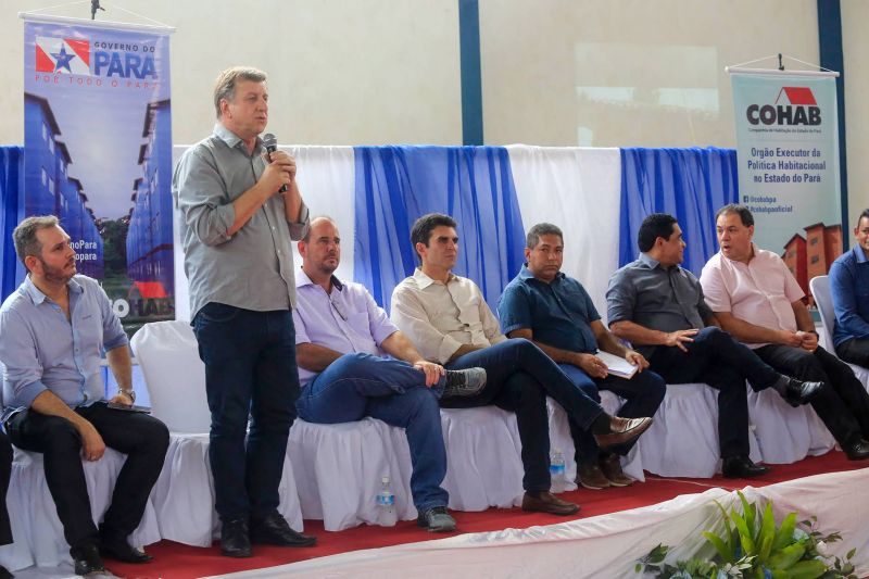 Cerca de 200 famílias atingidas por inundações em São Domingos do Capim, em março deste ano, receberam, na manhã desta quinta-feira (26), um benefício eventual e cheques moradia. A cerimônia de entrega ocorreu no Ginásio Municipal, localizado no centro da cidade, e contou com a participação do governador Helder Barbalho e de seu vice, Lúcio Vale, e do prefeito do município, Paulo Elson da Silva e Silva. <div class='credito_fotos'>Foto: Marco Santos / Ag. Pará   |   <a href='/midias/2019/originais/5499_entregadechequemoradiasaodomingosdocapim-fotomarcosantos-17.jpg' download><i class='fa-solid fa-download'></i> Download</a></div>