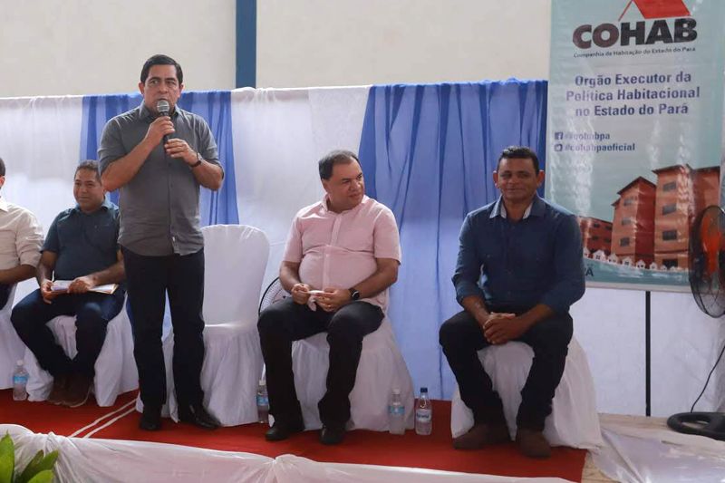 Cerca de 200 famílias atingidas por inundações em São Domingos do Capim, em março deste ano, receberam, na manhã desta quinta-feira (26), um benefício eventual e cheques moradia. A cerimônia de entrega ocorreu no Ginásio Municipal, localizado no centro da cidade, e contou com a participação do governador Helder Barbalho e de seu vice, Lúcio Vale, e do prefeito do município, Paulo Elson da Silva e Silva. <div class='credito_fotos'>Foto: Marco Santos / Ag. Pará   |   <a href='/midias/2019/originais/5499_entregadechequemoradiasaodomingosdocapim-fotomarcosantos-22.jpg' download><i class='fa-solid fa-download'></i> Download</a></div>