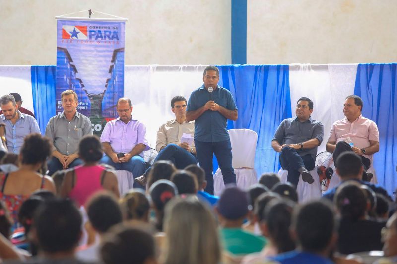 Cerca de 200 famílias atingidas por inundações em São Domingos do Capim, em março deste ano, receberam, na manhã desta quinta-feira (26), um benefício eventual e cheques moradia. A cerimônia de entrega ocorreu no Ginásio Municipal, localizado no centro da cidade, e contou com a participação do governador Helder Barbalho e de seu vice, Lúcio Vale, e do prefeito do município, Paulo Elson da Silva e Silva. <div class='credito_fotos'>Foto: Marco Santos / Ag. Pará   |   <a href='/midias/2019/originais/5499_entregadechequemoradiasaodomingosdocapim-fotomarcosantos-26.jpg' download><i class='fa-solid fa-download'></i> Download</a></div>