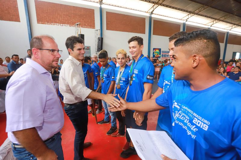 Cerca de 200 famílias atingidas por inundações em São Domingos do Capim, em março deste ano, receberam, na manhã desta quinta-feira (26), um benefício eventual e cheques moradia. A cerimônia de entrega ocorreu no Ginásio Municipal, localizado no centro da cidade, e contou com a participação do governador Helder Barbalho e de seu vice, Lúcio Vale, e do prefeito do município, Paulo Elson da Silva e Silva. <div class='credito_fotos'>Foto: Marco Santos / Ag. Pará   |   <a href='/midias/2019/originais/5499_entregadechequemoradiasaodomingosdocapim-fotomarcosantos-29.jpg' download><i class='fa-solid fa-download'></i> Download</a></div>