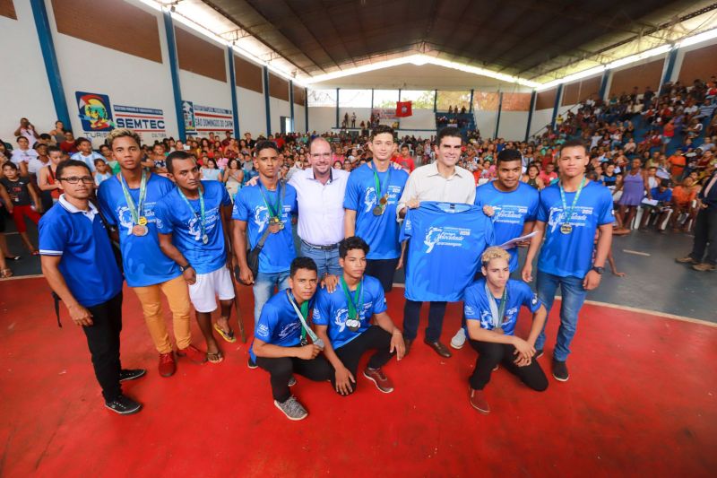 Cerca de 200 famílias atingidas por inundações em São Domingos do Capim, em março deste ano, receberam, na manhã desta quinta-feira (26), um benefício eventual e cheques moradia. A cerimônia de entrega ocorreu no Ginásio Municipal, localizado no centro da cidade, e contou com a participação do governador Helder Barbalho e de seu vice, Lúcio Vale, e do prefeito do município, Paulo Elson da Silva e Silva. <div class='credito_fotos'>Foto: Marco Santos / Ag. Pará   |   <a href='/midias/2019/originais/5499_entregadechequemoradiasaodomingosdocapim-fotomarcosantos-31.jpg' download><i class='fa-solid fa-download'></i> Download</a></div>