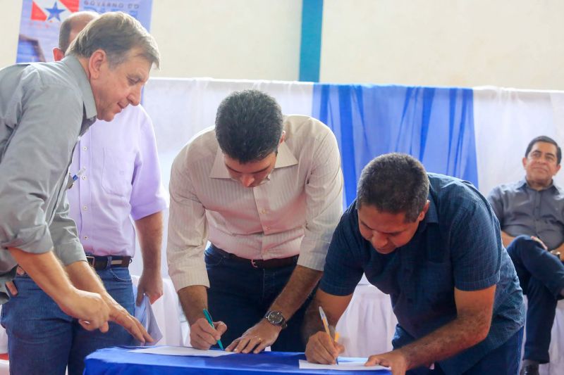 Cerca de 200 famílias atingidas por inundações em São Domingos do Capim, em março deste ano, receberam, na manhã desta quinta-feira (26), um benefício eventual e cheques moradia. A cerimônia de entrega ocorreu no Ginásio Municipal, localizado no centro da cidade, e contou com a participação do governador Helder Barbalho e de seu vice, Lúcio Vale, e do prefeito do município, Paulo Elson da Silva e Silva. <div class='credito_fotos'>Foto: Marco Santos / Ag. Pará   |   <a href='/midias/2019/originais/5499_entregadechequemoradiasaodomingosdocapim-fotomarcosantos-32.jpg' download><i class='fa-solid fa-download'></i> Download</a></div>