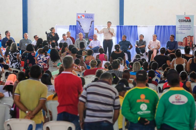 Cerca de 200 famílias atingidas por inundações em São Domingos do Capim, em março deste ano, receberam, na manhã desta quinta-feira (26), um benefício eventual e cheques moradia. A cerimônia de entrega ocorreu no Ginásio Municipal, localizado no centro da cidade, e contou com a participação do governador Helder Barbalho e de seu vice, Lúcio Vale, e do prefeito do município, Paulo Elson da Silva e Silva. <div class='credito_fotos'>Foto: Marco Santos / Ag. Pará   |   <a href='/midias/2019/originais/5499_entregadechequemoradiasaodomingosdocapim-fotomarcosantos-39.jpg' download><i class='fa-solid fa-download'></i> Download</a></div>