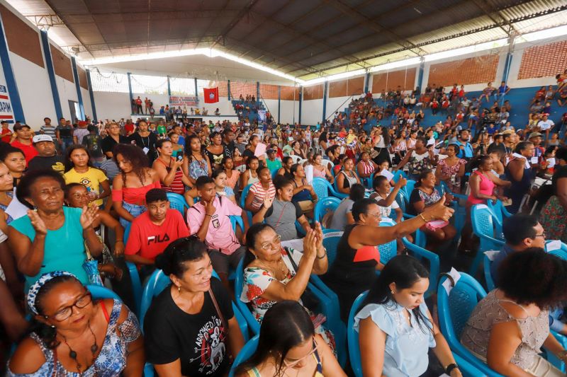 Cerca de 200 famílias atingidas por inundações em São Domingos do Capim, em março deste ano, receberam, na manhã desta quinta-feira (26), um benefício eventual e cheques moradia. A cerimônia de entrega ocorreu no Ginásio Municipal, localizado no centro da cidade, e contou com a participação do governador Helder Barbalho e de seu vice, Lúcio Vale, e do prefeito do município, Paulo Elson da Silva e Silva. <div class='credito_fotos'>Foto: Marco Santos / Ag. Pará   |   <a href='/midias/2019/originais/5499_entregadechequemoradiasaodomingosdocapim-fotomarcosantos-43.jpg' download><i class='fa-solid fa-download'></i> Download</a></div>
