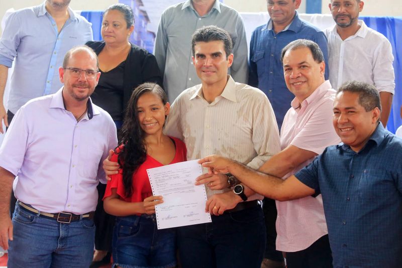 Cerca de 200 famílias atingidas por inundações em São Domingos do Capim, em março deste ano, receberam, na manhã desta quinta-feira (26), um benefício eventual e cheques moradia. A cerimônia de entrega ocorreu no Ginásio Municipal, localizado no centro da cidade, e contou com a participação do governador Helder Barbalho e de seu vice, Lúcio Vale, e do prefeito do município, Paulo Elson da Silva e Silva. <div class='credito_fotos'>Foto: Marco Santos / Ag. Pará   |   <a href='/midias/2019/originais/5499_entregadechequemoradiasaodomingosdocapim-fotomarcosantos-47.jpg' download><i class='fa-solid fa-download'></i> Download</a></div>