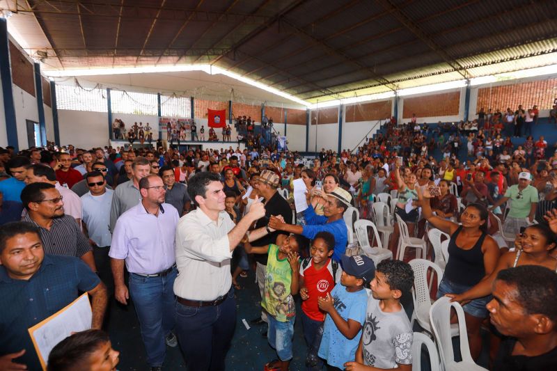 Cerca de 200 famílias atingidas por inundações em São Domingos do Capim, em março deste ano, receberam, na manhã desta quinta-feira (26), um benefício eventual e cheques moradia. A cerimônia de entrega ocorreu no Ginásio Municipal, localizado no centro da cidade, e contou com a participação do governador Helder Barbalho e de seu vice, Lúcio Vale, e do prefeito do município, Paulo Elson da Silva e Silva. <div class='credito_fotos'>Foto: Marco Santos / Ag. Pará   |   <a href='/midias/2019/originais/5499_entregadechequemoradiasaodomingosdocapim-fotomarcosantos-5.jpg' download><i class='fa-solid fa-download'></i> Download</a></div>