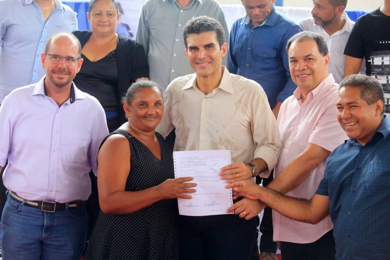 Cerca de 200 famílias atingidas por inundações em São Domingos do Capim, em março deste ano, receberam, na manhã desta quinta-feira (26), um benefício eventual e cheques moradia. A cerimônia de entrega ocorreu no Ginásio Municipal, localizado no centro da cidade, e contou com a participação do governador Helder Barbalho e de seu vice, Lúcio Vale, e do prefeito do município, Paulo Elson da Silva e Silva. <div class='credito_fotos'>Foto: Marco Santos / Ag. Pará   |   <a href='/midias/2019/originais/5499_entregadechequemoradiasaodomingosdocapim-fotomarcosantos-50.jpg' download><i class='fa-solid fa-download'></i> Download</a></div>