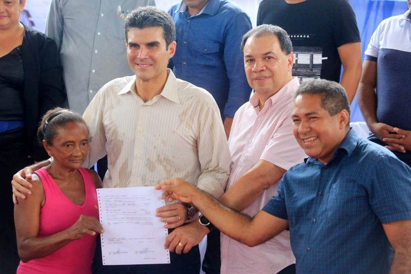 Cerca de 200 famílias atingidas por inundações em São Domingos do Capim, em março deste ano, receberam, na manhã desta quinta-feira (26), um benefício eventual e cheques moradia. A cerimônia de entrega ocorreu no Ginásio Municipal, localizado no centro da cidade, e contou com a participação do governador Helder Barbalho e de seu vice, Lúcio Vale, e do prefeito do município, Paulo Elson da Silva e Silva. <div class='credito_fotos'>Foto: Marco Santos / Ag. Pará   |   <a href='/midias/2019/originais/5499_entregadechequemoradiasaodomingosdocapim-fotomarcosantos-51.jpg' download><i class='fa-solid fa-download'></i> Download</a></div>