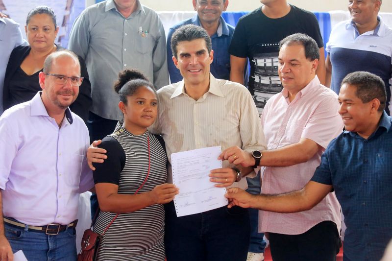 Cerca de 200 famílias atingidas por inundações em São Domingos do Capim, em março deste ano, receberam, na manhã desta quinta-feira (26), um benefício eventual e cheques moradia. A cerimônia de entrega ocorreu no Ginásio Municipal, localizado no centro da cidade, e contou com a participação do governador Helder Barbalho e de seu vice, Lúcio Vale, e do prefeito do município, Paulo Elson da Silva e Silva. <div class='credito_fotos'>Foto: Marco Santos / Ag. Pará   |   <a href='/midias/2019/originais/5499_entregadechequemoradiasaodomingosdocapim-fotomarcosantos-53.jpg' download><i class='fa-solid fa-download'></i> Download</a></div>