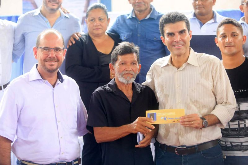 Cerca de 200 famílias atingidas por inundações em São Domingos do Capim, em março deste ano, receberam, na manhã desta quinta-feira (26), um benefício eventual e cheques moradia. A cerimônia de entrega ocorreu no Ginásio Municipal, localizado no centro da cidade, e contou com a participação do governador Helder Barbalho e de seu vice, Lúcio Vale, e do prefeito do município, Paulo Elson da Silva e Silva. <div class='credito_fotos'>Foto: Marco Santos / Ag. Pará   |   <a href='/midias/2019/originais/5499_entregadechequemoradiasaodomingosdocapim-fotomarcosantos-55.jpg' download><i class='fa-solid fa-download'></i> Download</a></div>