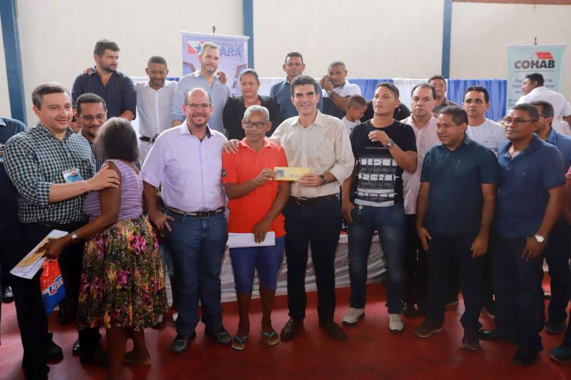 Cerca de 200 famílias atingidas por inundações em São Domingos do Capim, em março deste ano, receberam, na manhã desta quinta-feira (26), um benefício eventual e cheques moradia. A cerimônia de entrega ocorreu no Ginásio Municipal, localizado no centro da cidade, e contou com a participação do governador Helder Barbalho e de seu vice, Lúcio Vale, e do prefeito do município, Paulo Elson da Silva e Silva. <div class='credito_fotos'>Foto: Marco Santos / Ag. Pará   |   <a href='/midias/2019/originais/5499_entregadechequemoradiasaodomingosdocapim-fotomarcosantos-58.jpg' download><i class='fa-solid fa-download'></i> Download</a></div>