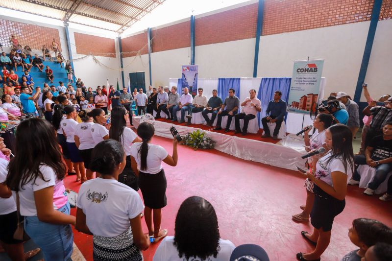Cerca de 200 famílias atingidas por inundações em São Domingos do Capim, em março deste ano, receberam, na manhã desta quinta-feira (26), um benefício eventual e cheques moradia. A cerimônia de entrega ocorreu no Ginásio Municipal, localizado no centro da cidade, e contou com a participação do governador Helder Barbalho e de seu vice, Lúcio Vale, e do prefeito do município, Paulo Elson da Silva e Silva. <div class='credito_fotos'>Foto: Marco Santos / Ag. Pará   |   <a href='/midias/2019/originais/5499_entregadechequemoradiasaodomingosdocapim-fotomarcosantos-7.jpg' download><i class='fa-solid fa-download'></i> Download</a></div>