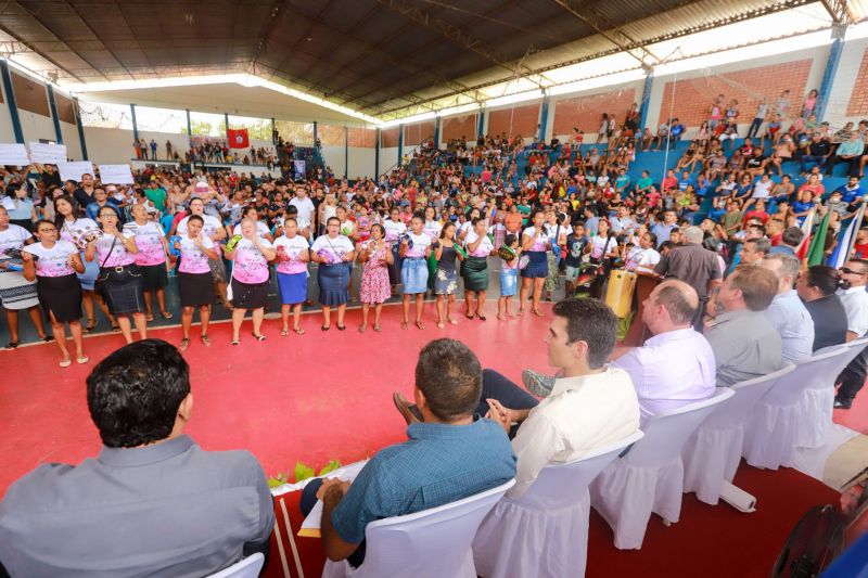 Cerca de 200 famílias atingidas por inundações em São Domingos do Capim, em março deste ano, receberam, na manhã desta quinta-feira (26), um benefício eventual e cheques moradia. A cerimônia de entrega ocorreu no Ginásio Municipal, localizado no centro da cidade, e contou com a participação do governador Helder Barbalho e de seu vice, Lúcio Vale, e do prefeito do município, Paulo Elson da Silva e Silva. <div class='credito_fotos'>Foto: Marco Santos / Ag. Pará   |   <a href='/midias/2019/originais/5499_entregadechequemoradiasaodomingosdocapim-fotomarcosantos-8.jpg' download><i class='fa-solid fa-download'></i> Download</a></div>