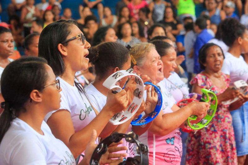 Cerca de 200 famílias atingidas por inundações em São Domingos do Capim, em março deste ano, receberam, na manhã desta quinta-feira (26), um benefício eventual e cheques moradia. A cerimônia de entrega ocorreu no Ginásio Municipal, localizado no centro da cidade, e contou com a participação do governador Helder Barbalho e de seu vice, Lúcio Vale, e do prefeito do município, Paulo Elson da Silva e Silva. <div class='credito_fotos'>Foto: Marco Santos / Ag. Pará   |   <a href='/midias/2019/originais/5499_entregadechequemoradiasaodomingosdocapim-fotomarcosantos-9.jpg' download><i class='fa-solid fa-download'></i> Download</a></div>