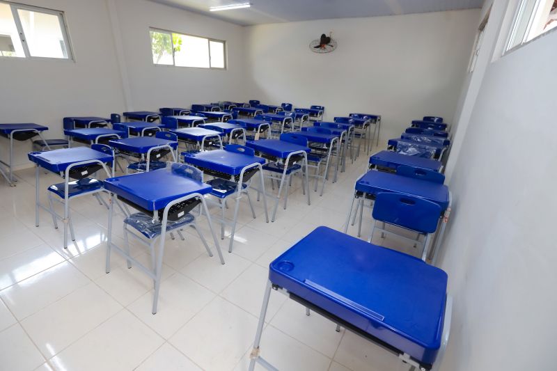 Cerca de 200 famílias atingidas por inundações em São Domingos do Capim, em março deste ano, receberam, na manhã desta quinta-feira (26), um benefício eventual e cheques moradia. A cerimônia de entrega ocorreu no Ginásio Municipal, localizado no centro da cidade, e contou com a participação do governador Helder Barbalho e de seu vice, Lúcio Vale, e do prefeito do município, Paulo Elson da Silva e Silva. <div class='credito_fotos'>Foto: Marco Santos / Ag. Pará   |   <a href='/midias/2019/originais/5499_img_4272.jpg' download><i class='fa-solid fa-download'></i> Download</a></div>