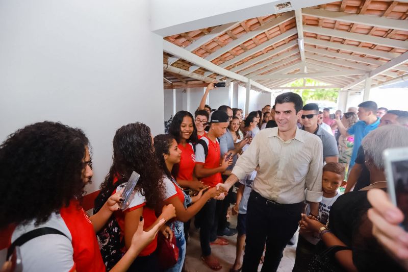 Cerca de 200 famílias atingidas por inundações em São Domingos do Capim, em março deste ano, receberam, na manhã desta quinta-feira (26), um benefício eventual e cheques moradia. A cerimônia de entrega ocorreu no Ginásio Municipal, localizado no centro da cidade, e contou com a participação do governador Helder Barbalho e de seu vice, Lúcio Vale, e do prefeito do município, Paulo Elson da Silva e Silva. <div class='credito_fotos'>Foto: Marco Santos / Ag. Pará   |   <a href='/midias/2019/originais/5499_visitaeestadualdrmarojaemsaodomingosdocapim-fotomarcosantos-2.jpg' download><i class='fa-solid fa-download'></i> Download</a></div>