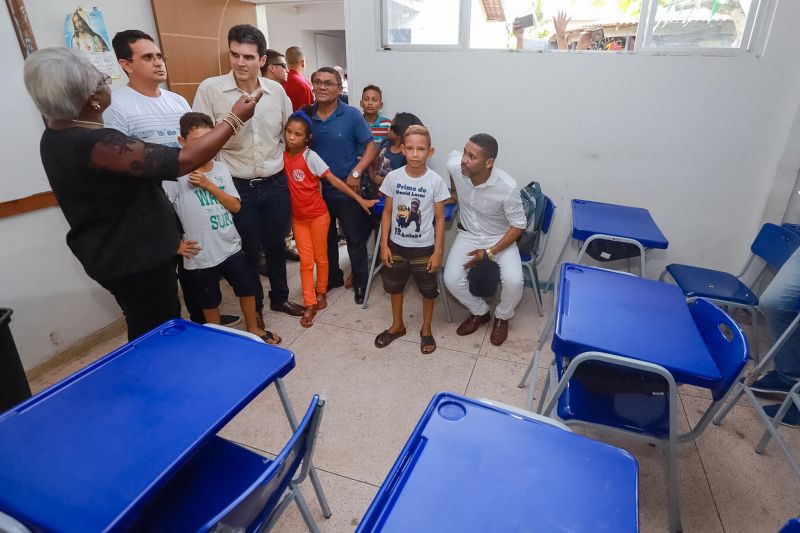 Cerca de 200 famílias atingidas por inundações em São Domingos do Capim, em março deste ano, receberam, na manhã desta quinta-feira (26), um benefício eventual e cheques moradia. A cerimônia de entrega ocorreu no Ginásio Municipal, localizado no centro da cidade, e contou com a participação do governador Helder Barbalho e de seu vice, Lúcio Vale, e do prefeito do município, Paulo Elson da Silva e Silva. <div class='credito_fotos'>Foto: Marco Santos / Ag. Pará   |   <a href='/midias/2019/originais/5499_visitaeestadualdrmarojaemsaodomingosdocapim-fotomarcosantos-3.jpg' download><i class='fa-solid fa-download'></i> Download</a></div>