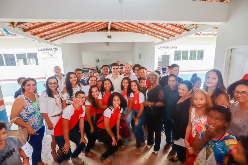 Cerca de 200 famílias atingidas por inundações em São Domingos do Capim, em março deste ano, receberam, na manhã desta quinta-feira (26), um benefício eventual e cheques moradia. A cerimônia de entrega ocorreu no Ginásio Municipal, localizado no centro da cidade, e contou com a participação do governador Helder Barbalho e de seu vice, Lúcio Vale, e do prefeito do município, Paulo Elson da Silva e Silva. <div class='credito_fotos'>Foto: Marco Santos / Ag. Pará   |   <a href='/midias/2019/originais/5499_visitaeestadualdrmarojaemsaodomingosdocapim-fotomarcosantos-5.jpg' download><i class='fa-solid fa-download'></i> Download</a></div>