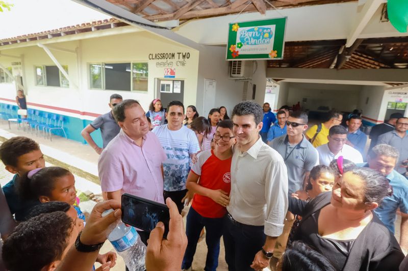 Cerca de 200 famílias atingidas por inundações em São Domingos do Capim, em março deste ano, receberam, na manhã desta quinta-feira (26), um benefício eventual e cheques moradia. A cerimônia de entrega ocorreu no Ginásio Municipal, localizado no centro da cidade, e contou com a participação do governador Helder Barbalho e de seu vice, Lúcio Vale, e do prefeito do município, Paulo Elson da Silva e Silva. <div class='credito_fotos'>Foto: Marco Santos / Ag. Pará   |   <a href='/midias/2019/originais/5499_visitaeestadualdrmarojaemsaodomingosdocapim-fotomarcosantos-6.jpg' download><i class='fa-solid fa-download'></i> Download</a></div>