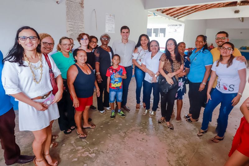 Cerca de 200 famílias atingidas por inundações em São Domingos do Capim, em março deste ano, receberam, na manhã desta quinta-feira (26), um benefício eventual e cheques moradia. A cerimônia de entrega ocorreu no Ginásio Municipal, localizado no centro da cidade, e contou com a participação do governador Helder Barbalho e de seu vice, Lúcio Vale, e do prefeito do município, Paulo Elson da Silva e Silva. <div class='credito_fotos'>Foto: Marco Santos / Ag. Pará   |   <a href='/midias/2019/originais/5499_visitaeestadualdrmarojaemsaodomingosdocapim-fotomarcosantos-7.jpg' download><i class='fa-solid fa-download'></i> Download</a></div>