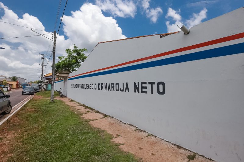 Cerca de 200 famílias atingidas por inundações em São Domingos do Capim, em março deste ano, receberam, na manhã desta quinta-feira (26), um benefício eventual e cheques moradia. A cerimônia de entrega ocorreu no Ginásio Municipal, localizado no centro da cidade, e contou com a participação do governador Helder Barbalho e de seu vice, Lúcio Vale, e do prefeito do município, Paulo Elson da Silva e Silva. <div class='credito_fotos'>Foto: Marco Santos / Ag. Pará   |   <a href='/midias/2019/originais/5499_visitaeestadualdrmarojaemsaodomingosdocapim-fotomarcosantos.jpg' download><i class='fa-solid fa-download'></i> Download</a></div>