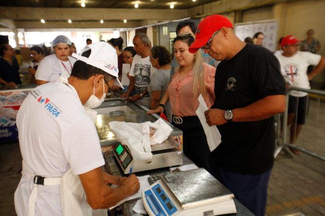 A opção de comprar mais barato o peixe para o almoço da Sexta-feira Santa levou milhares de pessoas para a Feira do Pescado, promovida pelo governo do Estado, por meio da Secretaria de Desenvolvimento Agropecuário e da Pesca (Sedap). As filas se formaram desde às 6h, à espera do atendimento que começou às 8h, nos oito pontos de venda espalhados por Belém, Ananindeua e Marituba.

FOTO: MAYCON NUNES / AGÊNCIA PARÁ
DATA: 17.04.2019
BELÉM - PARÁ <div class='credito_fotos'>Foto: Maycon Nunes / Ag. Pará   |   <a href='/midias/2019/originais/54a243b1-6dc0-475b-972e-2c6ce1a5dd73.jpg' download><i class='fa-solid fa-download'></i> Download</a></div>