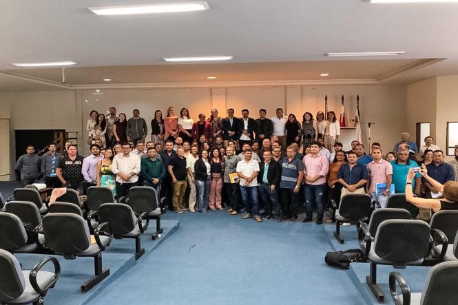 A apresentação das variadas questões ambientais existentes nos municípios paraenses, de maneira regionalizada, foram debatidas e encaradas de forma integrada com o governo do estado. Essa foi a finalidade da reunião entre os integrantes do Fórum Permanente de Secretários Municipais de Meio Ambiente do Pará (Fopesmma) e o secretário estadual de Meio Ambiente e Sustentabilidade (Semas), Mauro O’ de Almeida, nesta quarta-feira (28), em Belém. O titular da Semas ressaltou a necessidade do desenvolvimento de trabalhos permanentes. “Com a descentralização, os municípios têm que ser fortes e o desafio é a estruturação das secretarias municipais, com funcionários efetivos e capacitação técnica”, definiu.

FOTO: ASCOM / SEMAS
DATA: 28.02.2019
BELÉM - PA <div class='credito_fotos'>Foto: ASCOM / SEMAS   |   <a href='/midias/2019/originais/54e80226-56c1-4b84-88fb-b8559458c032.jpg' download><i class='fa-solid fa-download'></i> Download</a></div>