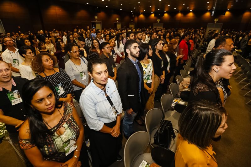 O governador Helder Barbalho foi agraciado com a comenda "Tobias Barreto" na noite desta quinta-feira (26), durante a abertura do I Congresso Brasileiro de Direito e Constituição, que ocorre no Hangar - Convenções e Feiras da Amazônia até sábado o próximo sábado (28). A honraria concedida pelo Instituto Brasileiro de Estudos do Direito (Ibed) reconhece o trabalho, o sólido conhecimento e os serviços prestados ao Direito e à Justiça. <div class='credito_fotos'>Foto: Marcelo Seabra / Ag. Pará   |   <a href='/midias/2019/originais/5501_20190926201938__mg_8069.jpg' download><i class='fa-solid fa-download'></i> Download</a></div>