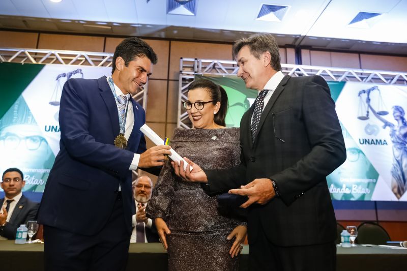 O governador Helder Barbalho foi agraciado com a comenda "Tobias Barreto" na noite desta quinta-feira (26), durante a abertura do I Congresso Brasileiro de Direito e Constituição, que ocorre no Hangar - Convenções e Feiras da Amazônia até sábado o próximo sábado (28). A honraria concedida pelo Instituto Brasileiro de Estudos do Direito (Ibed) reconhece o trabalho, o sólido conhecimento e os serviços prestados ao Direito e à Justiça. <div class='credito_fotos'>Foto: Marcelo Seabra / Ag. Pará   |   <a href='/midias/2019/originais/5501_20190926205856__mg_8149.jpg' download><i class='fa-solid fa-download'></i> Download</a></div>